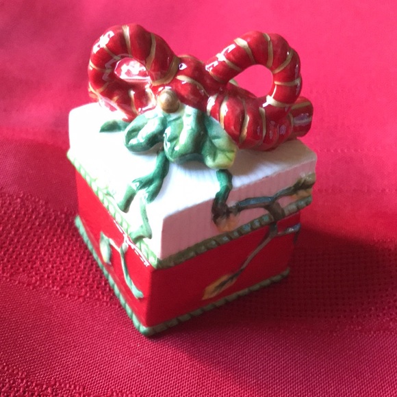 "Remembering Santa" Lidded Box (1.75") - Picture 2 of 14